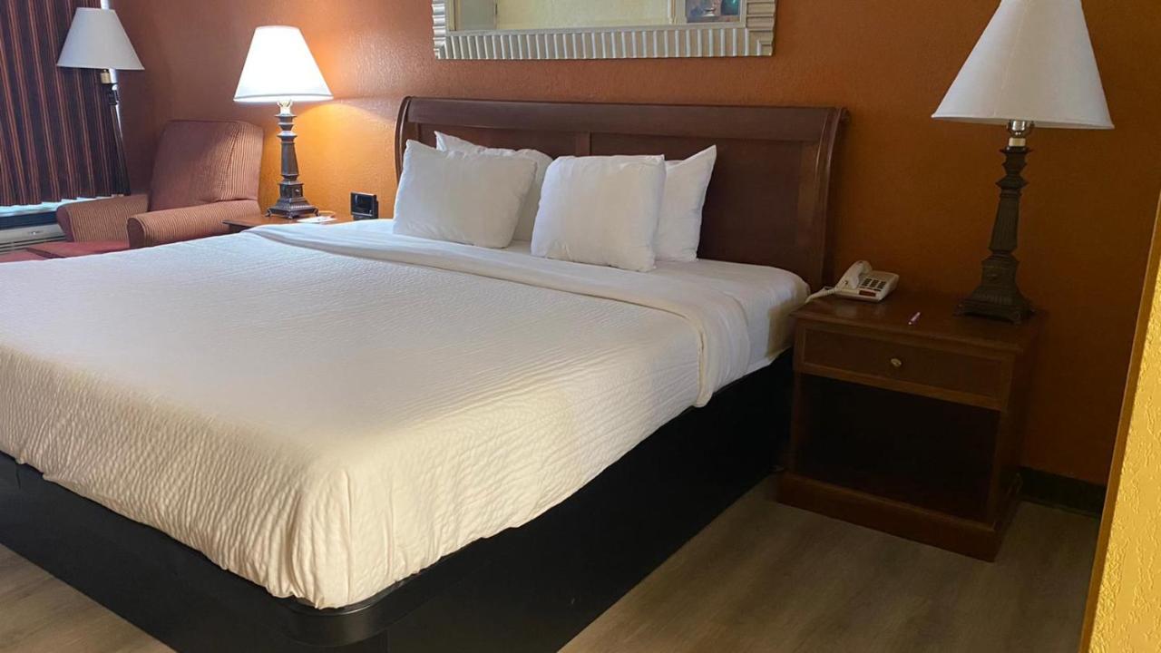 Ramada By Wyndham Rome - Verona Экстерьер фото