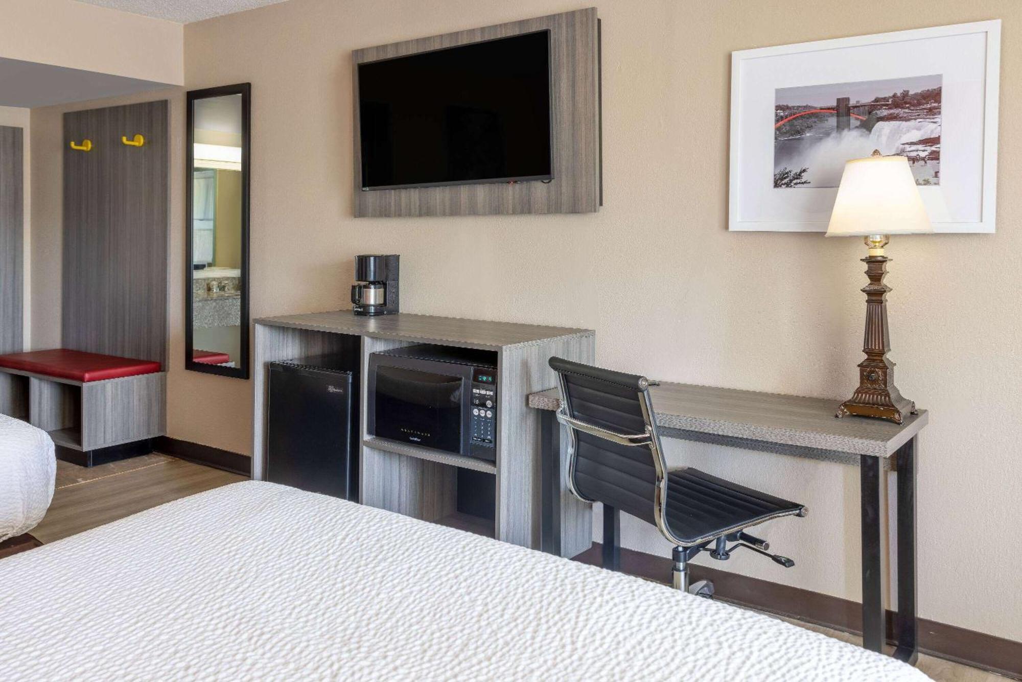 Ramada By Wyndham Rome - Verona Экстерьер фото