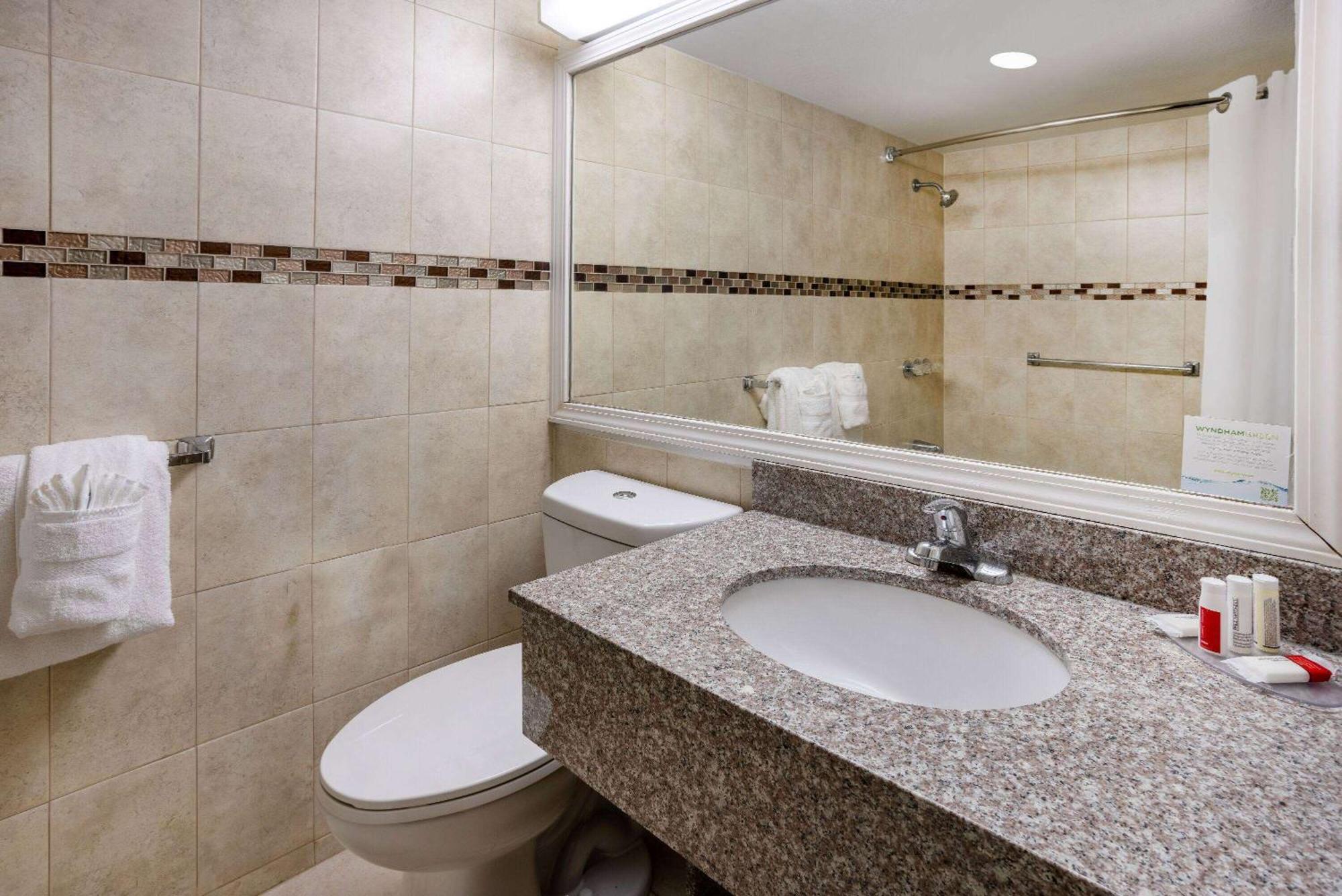 Ramada By Wyndham Rome - Verona Экстерьер фото