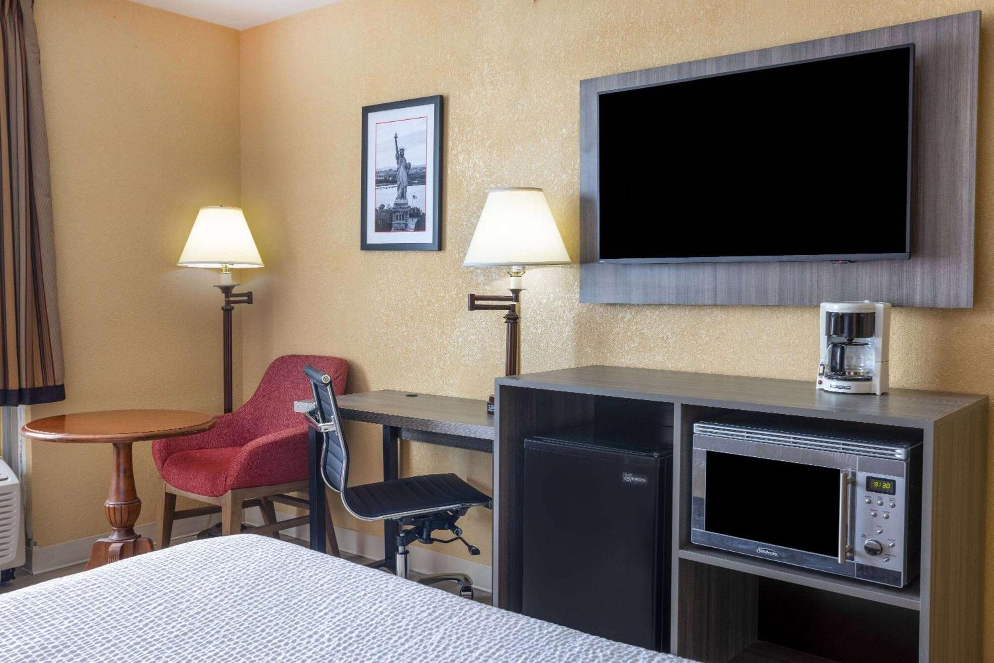 Ramada By Wyndham Rome - Verona Экстерьер фото