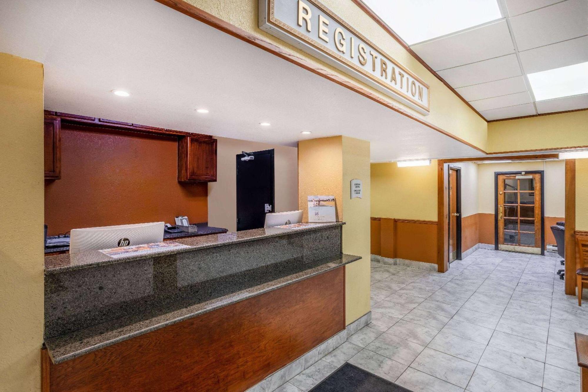 Ramada By Wyndham Rome - Verona Экстерьер фото